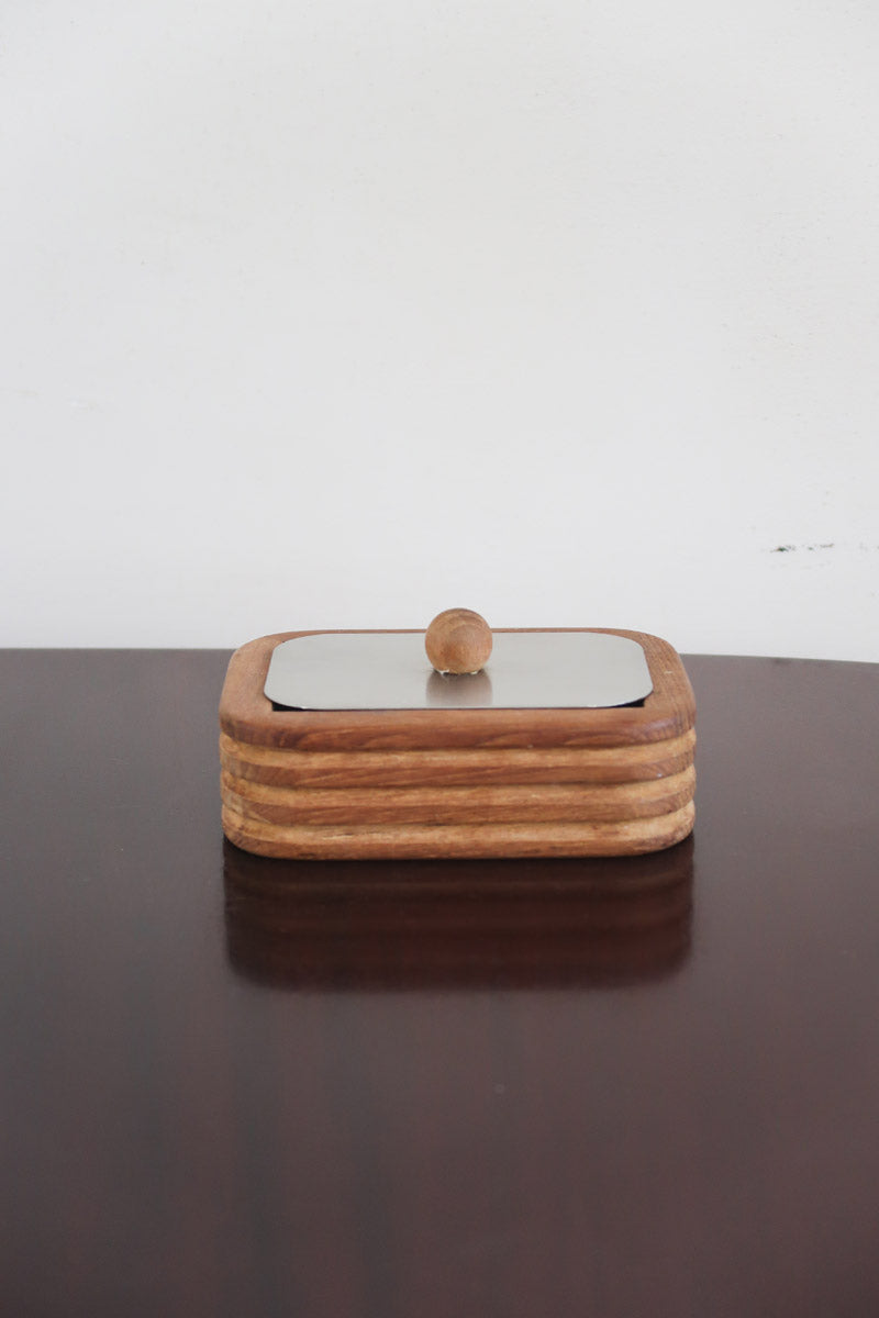 Boîte à condiments scandinave teck cannelé années 60, angles arrondis, cinq cannelures horizontales, couvercle inox amovible bouton bois sphérique, danois