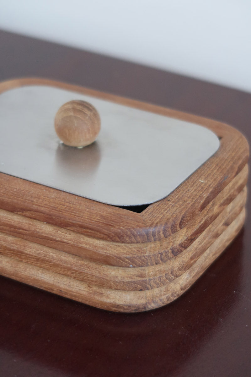 Boîte à condiments scandinave teck cannelé années 60, angles arrondis, cinq cannelures horizontales, couvercle inox amovible bouton bois sphérique, danois