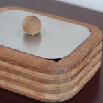 Boîte à condiments scandinave teck cannelé années 60, angles arrondis, cinq cannelures horizontales, couvercle inox amovible bouton bois sphérique, danois