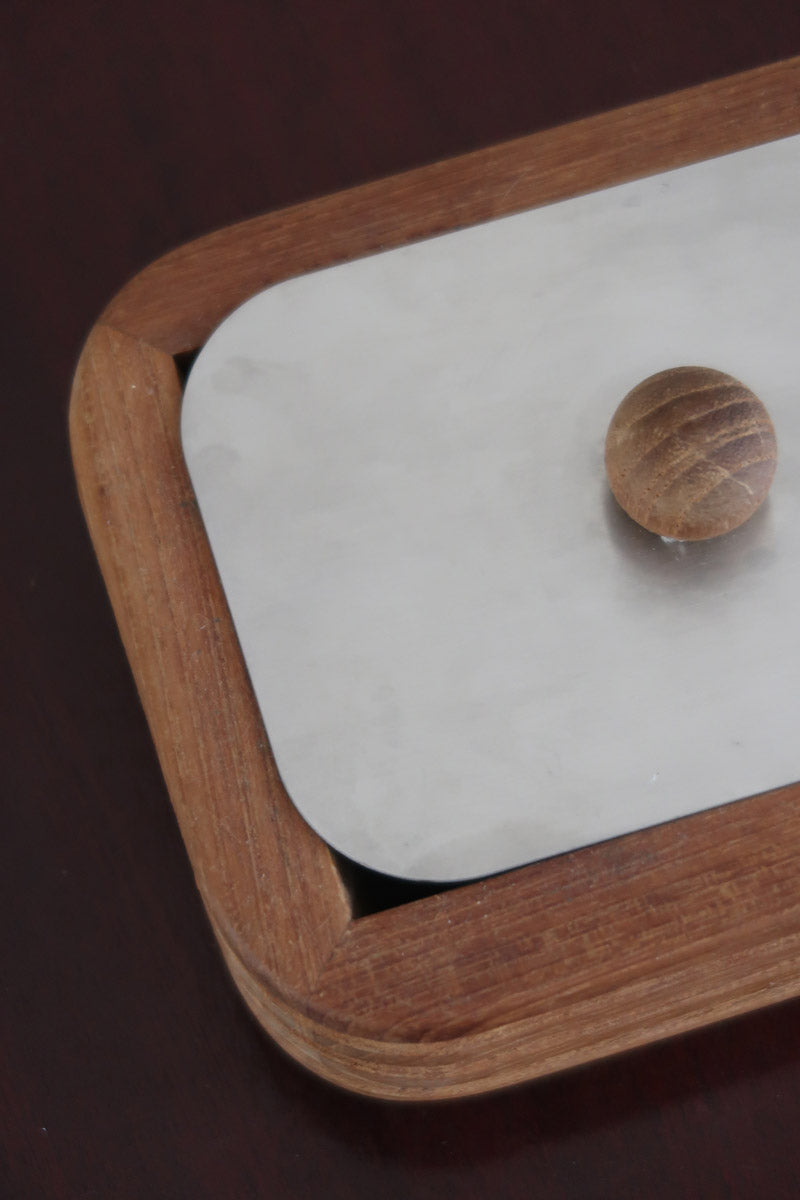 Boîte à condiments scandinave teck cannelé années 60, angles arrondis, cinq cannelures horizontales, couvercle inox amovible bouton bois sphérique, danois