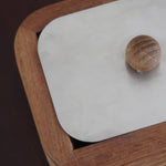 Boîte à condiments scandinave teck cannelé années 60, angles arrondis, cinq cannelures horizontales, couvercle inox amovible bouton bois sphérique, danois
