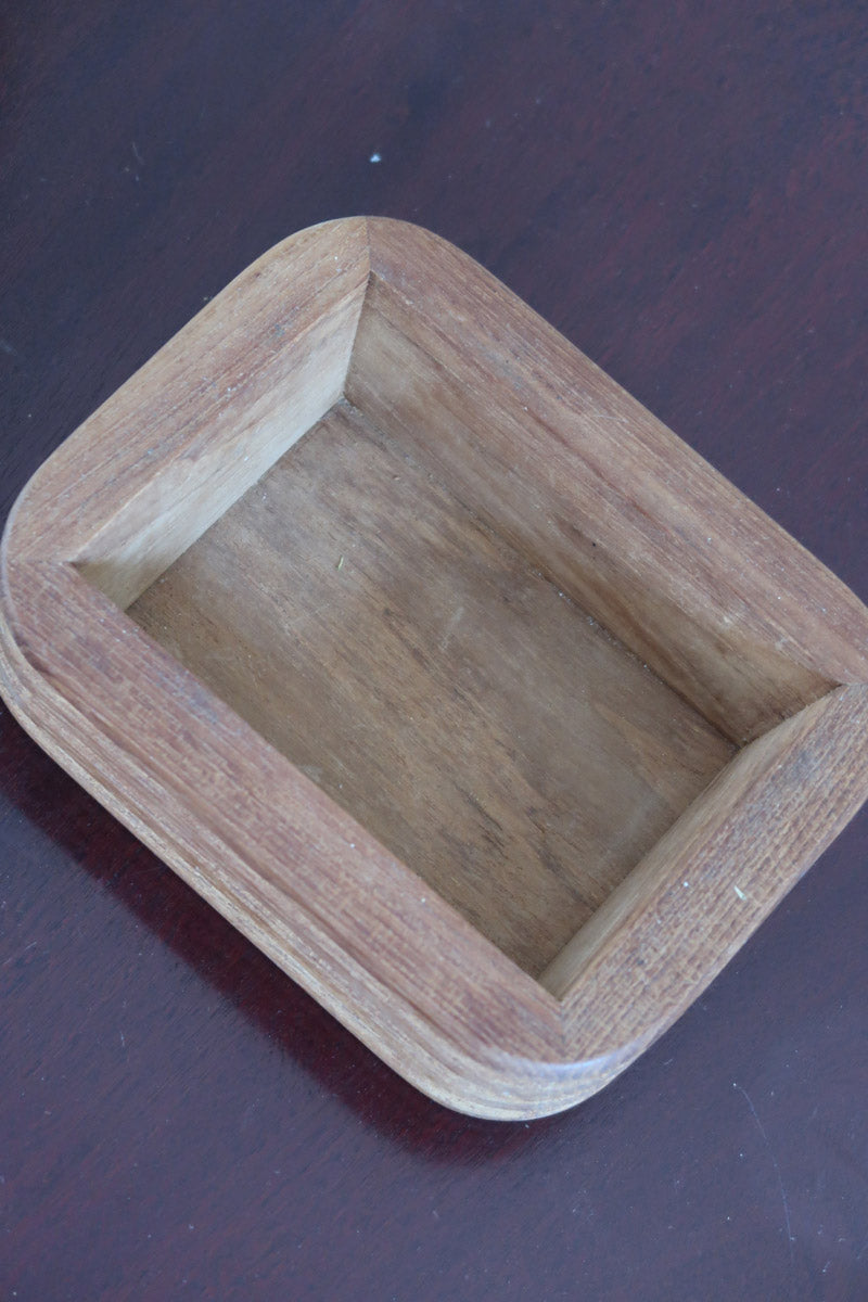 Boîte à condiments scandinave teck cannelé années 60, angles arrondis, cinq cannelures horizontales, couvercle inox amovible bouton bois sphérique, danois