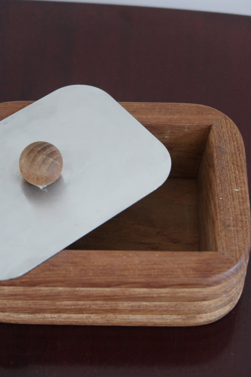 Boîte à condiments scandinave teck cannelé années 60, angles arrondis, cinq cannelures horizontales, couvercle inox amovible bouton bois sphérique, danois