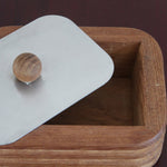 Boîte à condiments scandinave teck cannelé années 60, angles arrondis, cinq cannelures horizontales, couvercle inox amovible bouton bois sphérique, danois