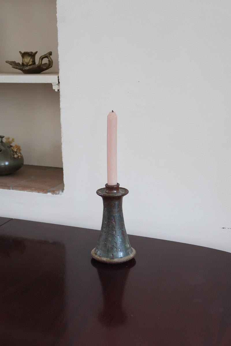 Bougeoir grès émaillé artisanal années 70, forme conique évasée, collerette anti-coulures, émail vert brun mat moucheté cuivré, texture brute