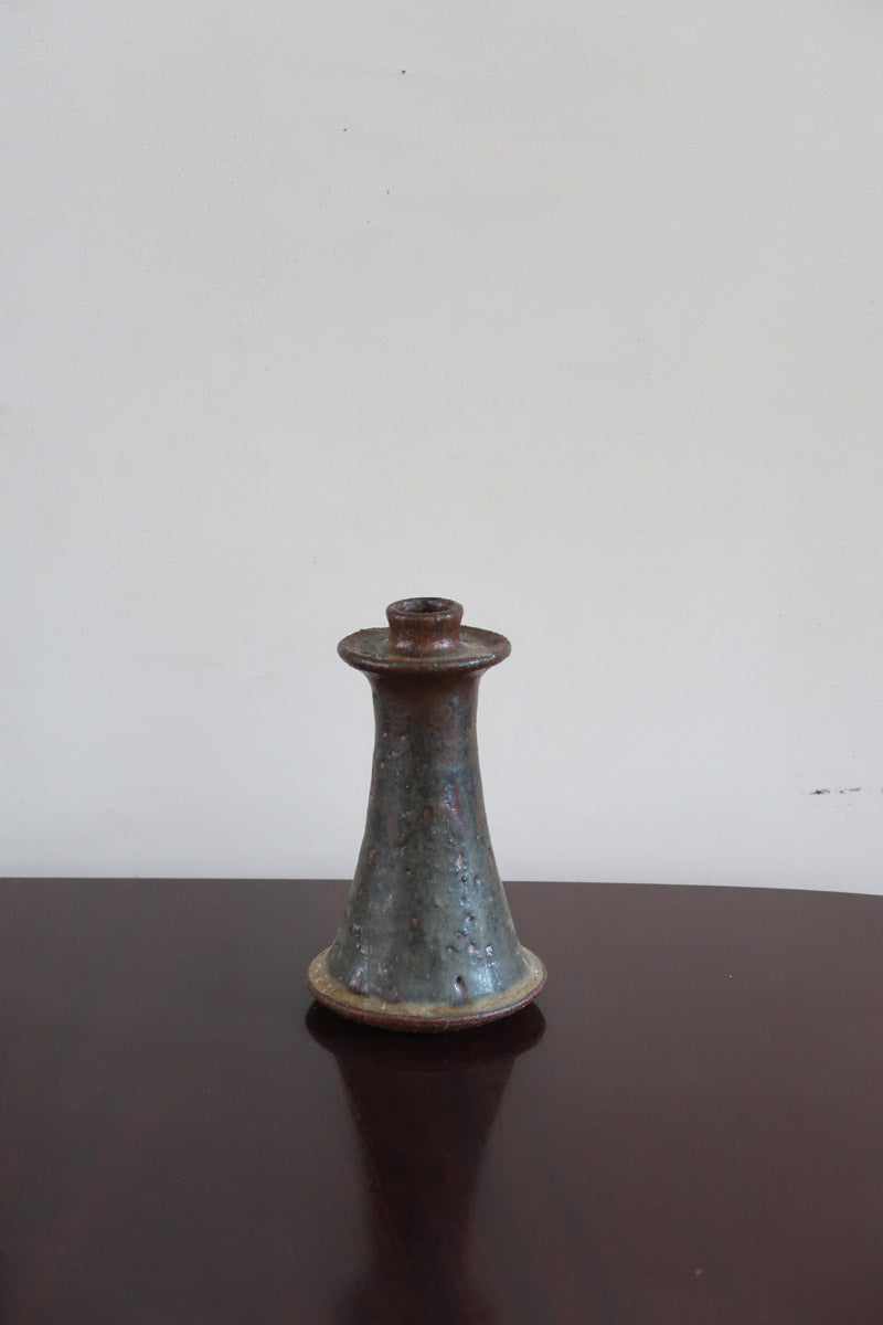 Bougeoir grès émaillé artisanal années 70, forme conique évasée, collerette anti-coulures, émail vert brun mat moucheté cuivré, texture brute