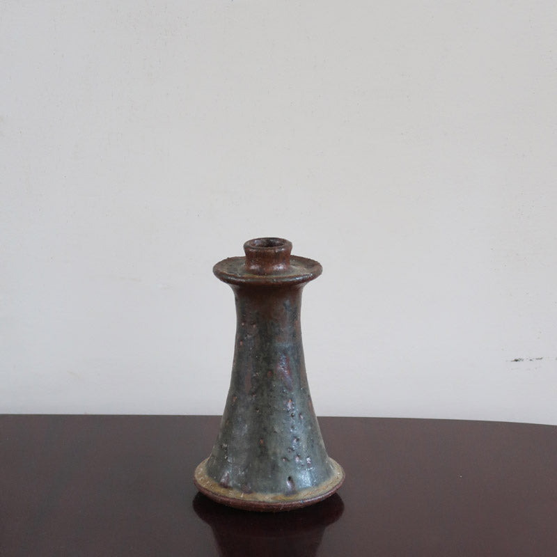Bougeoir grès émaillé artisanal années 70, forme conique évasée, collerette anti-coulures, émail vert brun mat moucheté cuivré, texture brute