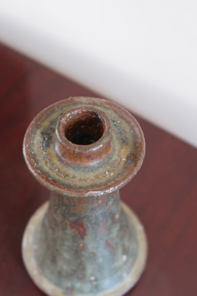 Bougeoir grès émaillé artisanal années 70, forme conique évasée, collerette anti-coulures, émail vert brun mat moucheté cuivré, texture brute