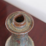 Bougeoir grès émaillé artisanal années 70, forme conique évasée, collerette anti-coulures, émail vert brun mat moucheté cuivré, texture brute