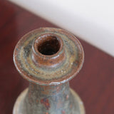 Bougeoir grès émaillé artisanal années 70, forme conique évasée, collerette anti-coulures, émail vert brun mat moucheté cuivré, texture brute