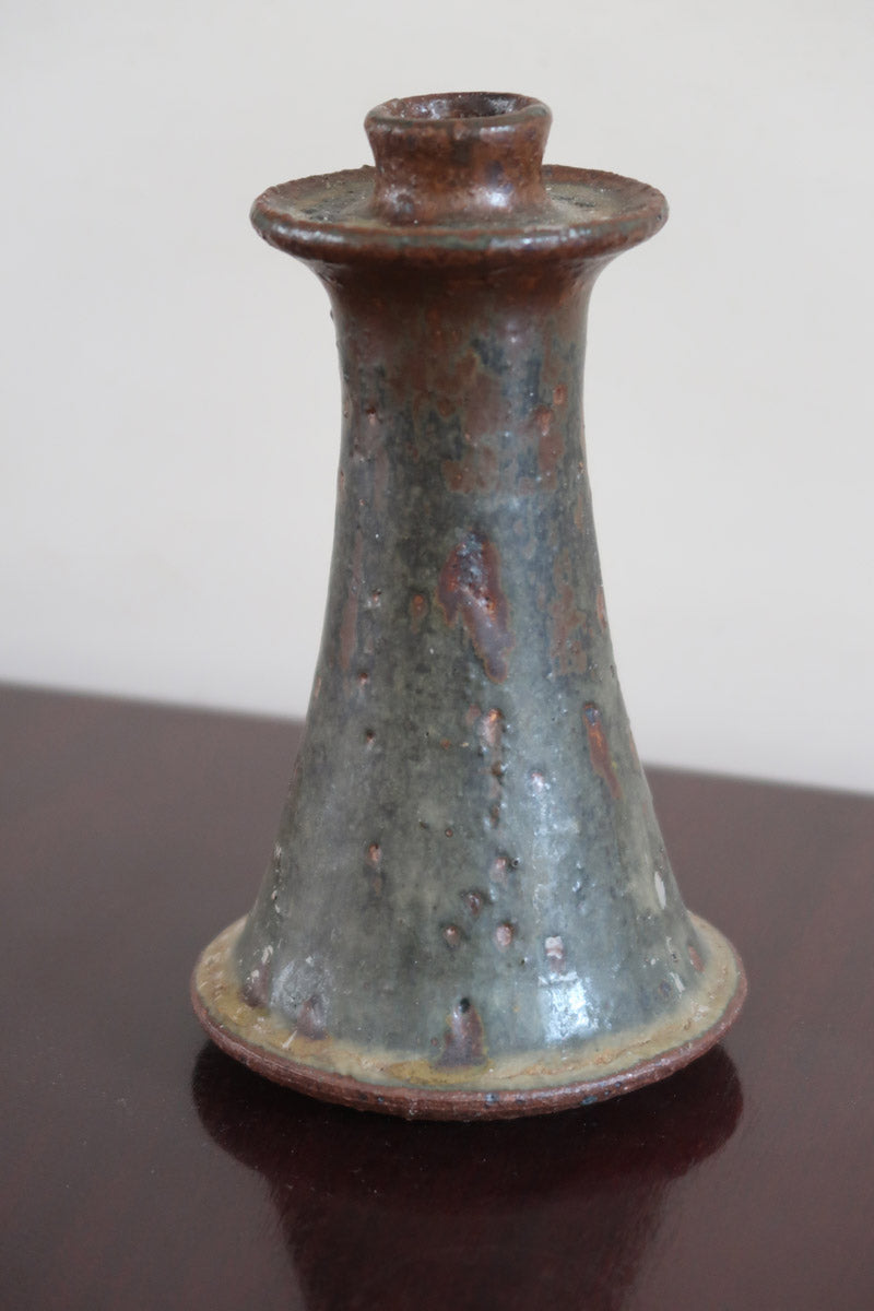 Bougeoir grès émaillé artisanal années 70, forme conique évasée, collerette anti-coulures, émail vert brun mat moucheté cuivré, texture brute