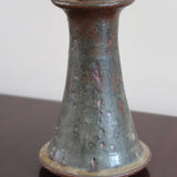 Bougeoir grès émaillé artisanal années 70, forme conique évasée, collerette anti-coulures, émail vert brun mat moucheté cuivré, texture brute
