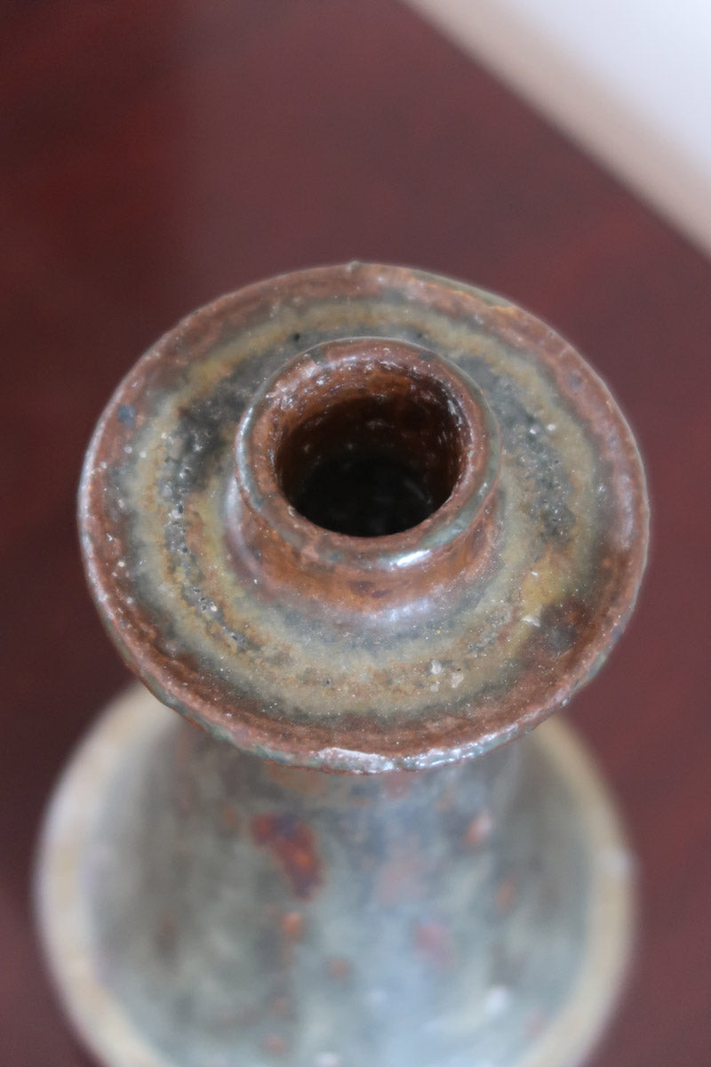 Bougeoir grès émaillé artisanal années 70, forme conique évasée, collerette anti-coulures, émail vert brun mat moucheté cuivré, texture brute