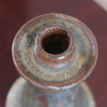 Bougeoir grès émaillé artisanal années 70, forme conique évasée, collerette anti-coulures, émail vert brun mat moucheté cuivré, texture brute