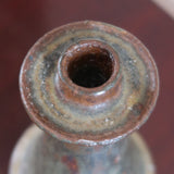 Bougeoir grès émaillé artisanal années 70, forme conique évasée, collerette anti-coulures, émail vert brun mat moucheté cuivré, texture brute