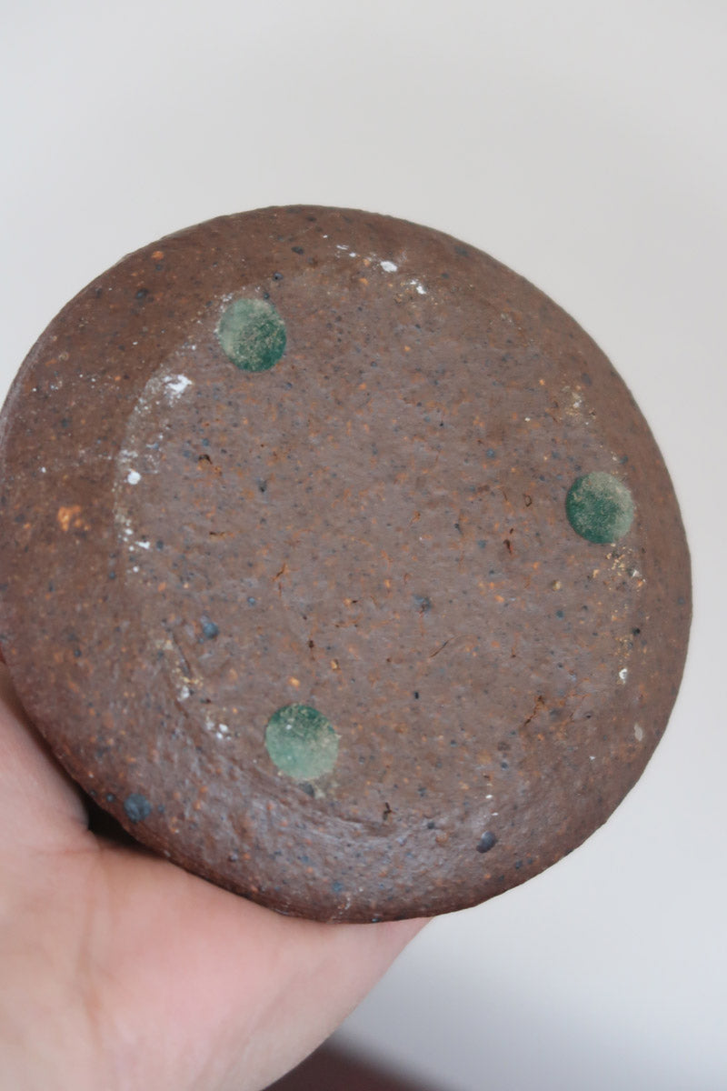 Bougeoir grès émaillé artisanal années 70, forme conique évasée, collerette anti-coulures, émail vert brun mat moucheté cuivré, texture brute