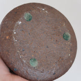 Bougeoir grès émaillé artisanal années 70, forme conique évasée, collerette anti-coulures, émail vert brun mat moucheté cuivré, texture brute