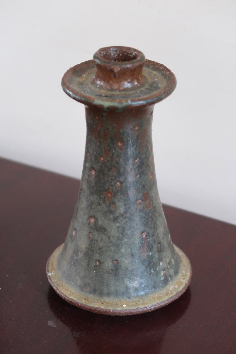 Bougeoir grès émaillé artisanal années 70, forme conique évasée, collerette anti-coulures, émail vert brun mat moucheté cuivré, texture brute