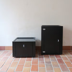 Duo de caissons vintage Roche Bobois années 90, bois laqué noir, module haut à abattant et module cube à porte, poignées chromées encastrées, intérieur laqué blanc