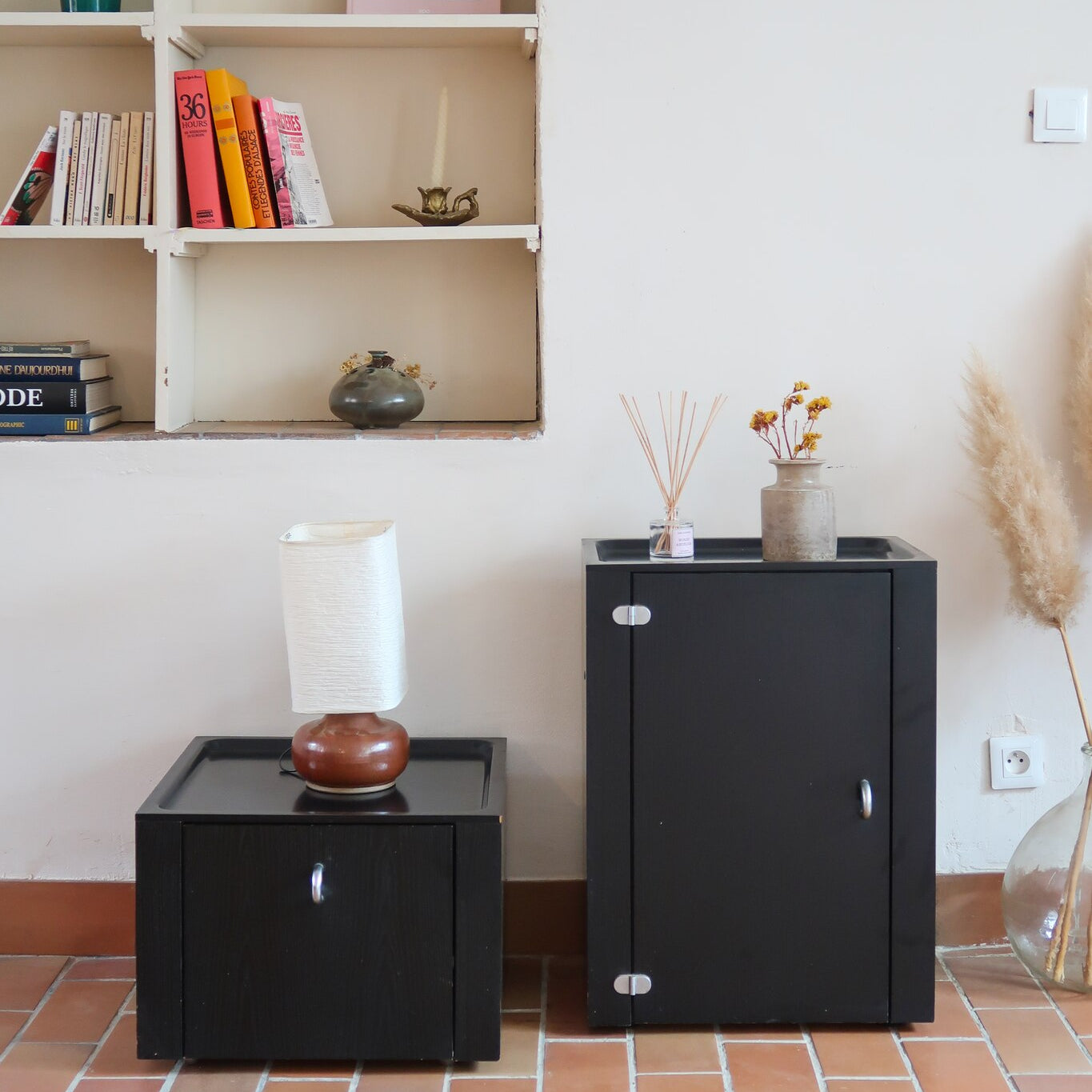 Duo de caissons vintage Roche Bobois années 90, bois laqué noir, module haut à abattant et module cube à porte, poignées chromées encastrées, intérieur laqué blanc
