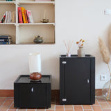 Duo de caissons vintage Roche Bobois années 90, bois laqué noir, module haut à abattant et module cube à porte, poignées chromées encastrées, intérieur laqué blanc