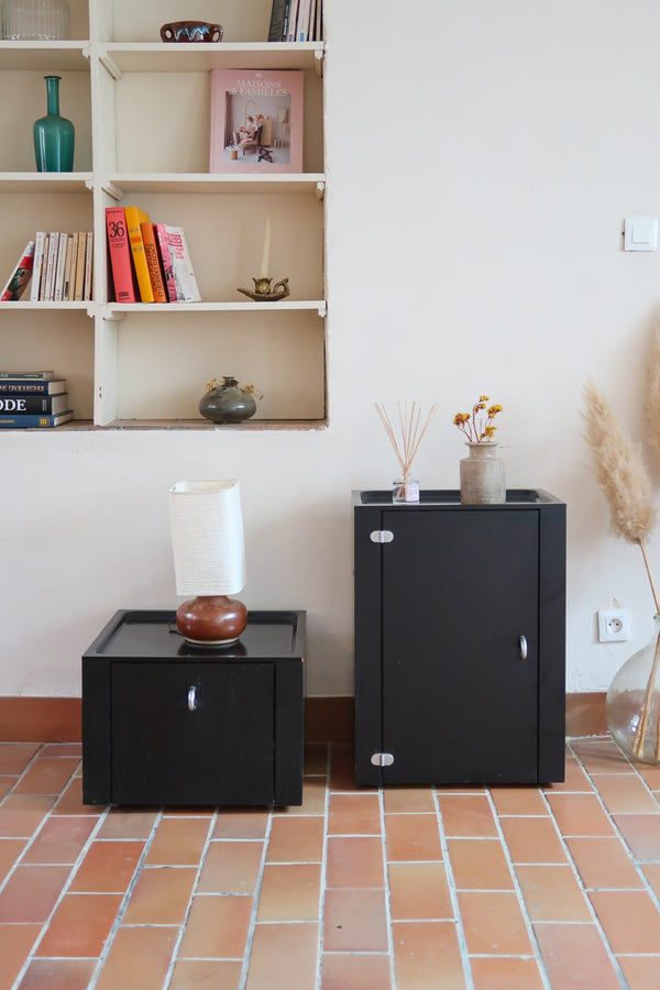 Duo de caissons vintage Roche Bobois années 90, bois laqué noir, module haut à abattant et module cube à porte, poignées chromées encastrées, intérieur laqué blanc