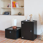 Duo de caissons vintage Roche Bobois années 90, bois laqué noir, module haut à abattant et module cube à porte, poignées chromées encastrées, intérieur laqué blanc