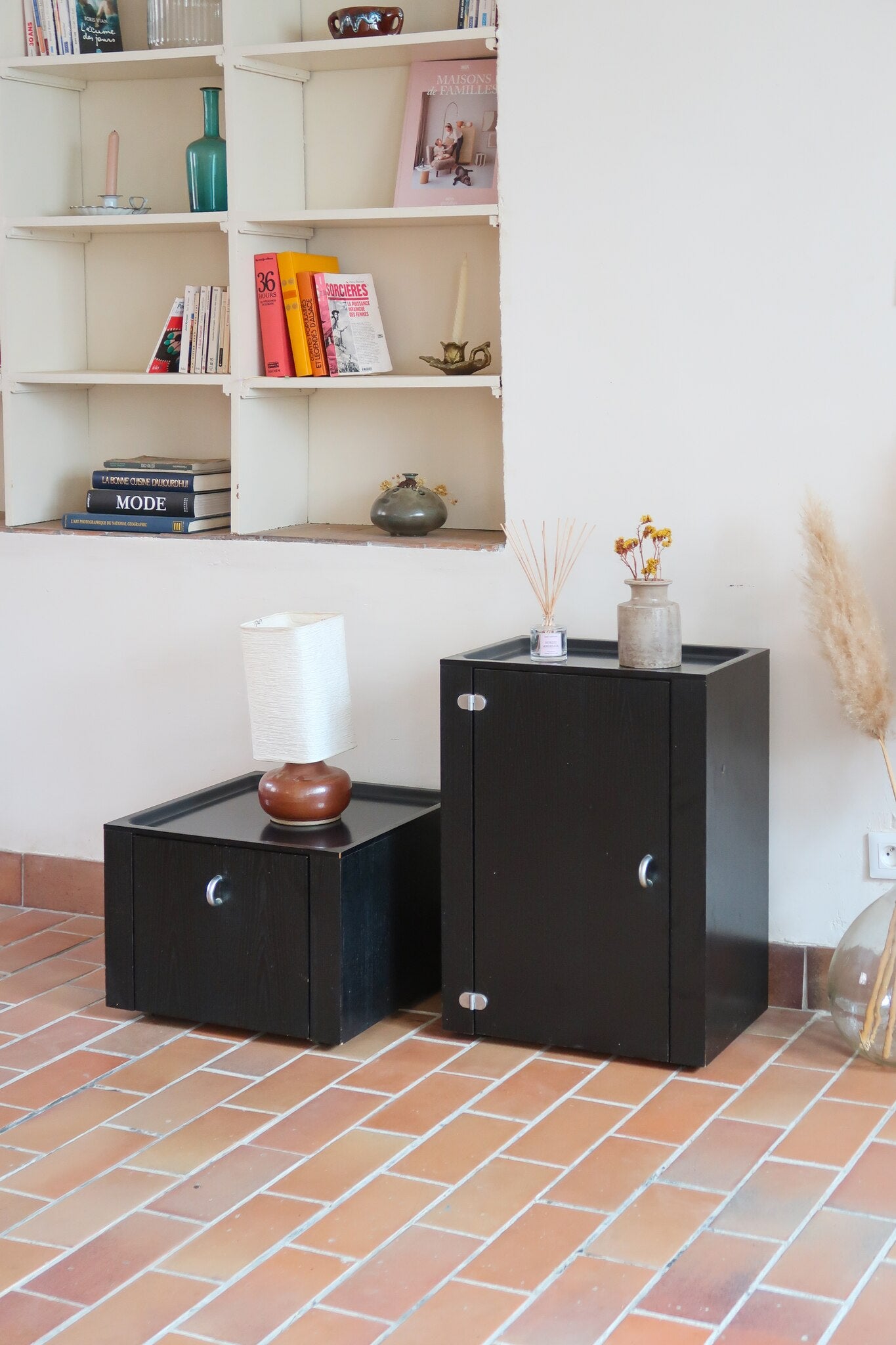 Duo de caissons vintage Roche Bobois années 90, bois laqué noir, module haut à abattant et module cube à porte, poignées chromées encastrées, intérieur laqué blanc