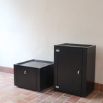 Duo de caissons vintage Roche Bobois années 90, bois laqué noir, module haut à abattant et module cube à porte, poignées chromées encastrées, intérieur laqué blanc