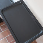 Duo de caissons vintage Roche Bobois années 90, bois laqué noir, module haut à abattant et module cube à porte, poignées chromées encastrées, intérieur laqué blanc