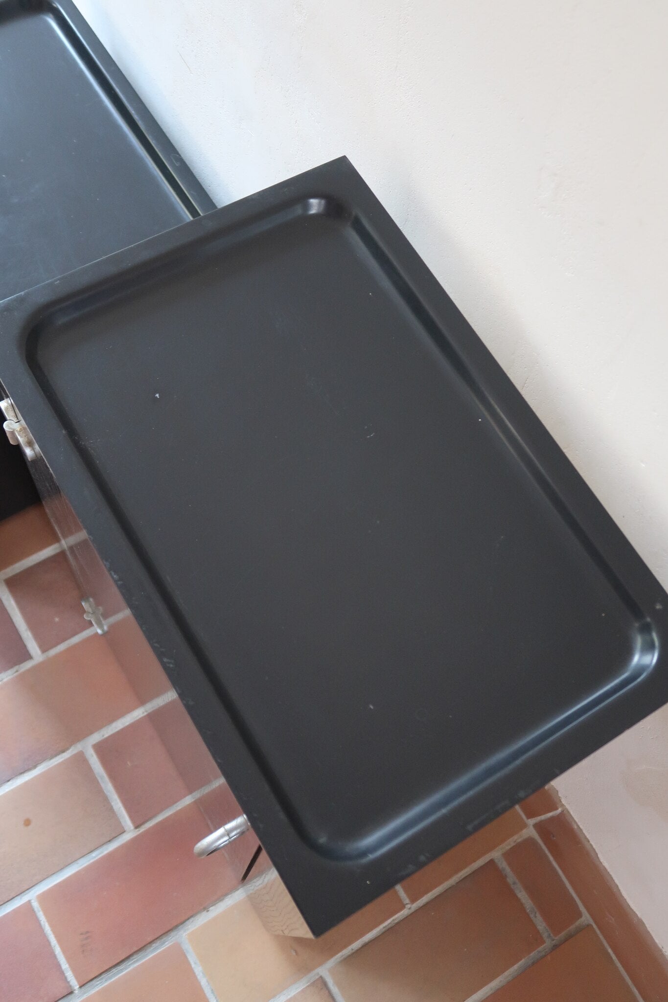 Duo de caissons vintage Roche Bobois années 90, bois laqué noir, module haut à abattant et module cube à porte, poignées chromées encastrées, intérieur laqué blanc