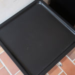 Duo de caissons vintage Roche Bobois années 90, bois laqué noir, module haut à abattant et module cube à porte, poignées chromées encastrées, intérieur laqué blanc