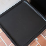 Duo de caissons vintage Roche Bobois années 90, bois laqué noir, module haut à abattant et module cube à porte, poignées chromées encastrées, intérieur laqué blanc