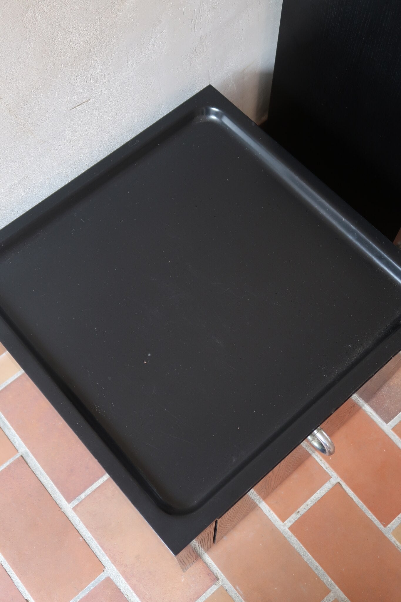 Duo de caissons vintage Roche Bobois années 90, bois laqué noir, module haut à abattant et module cube à porte, poignées chromées encastrées, intérieur laqué blanc