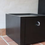 Duo de caissons vintage Roche Bobois années 90, bois laqué noir, module haut à abattant et module cube à porte, poignées chromées encastrées, intérieur laqué blanc