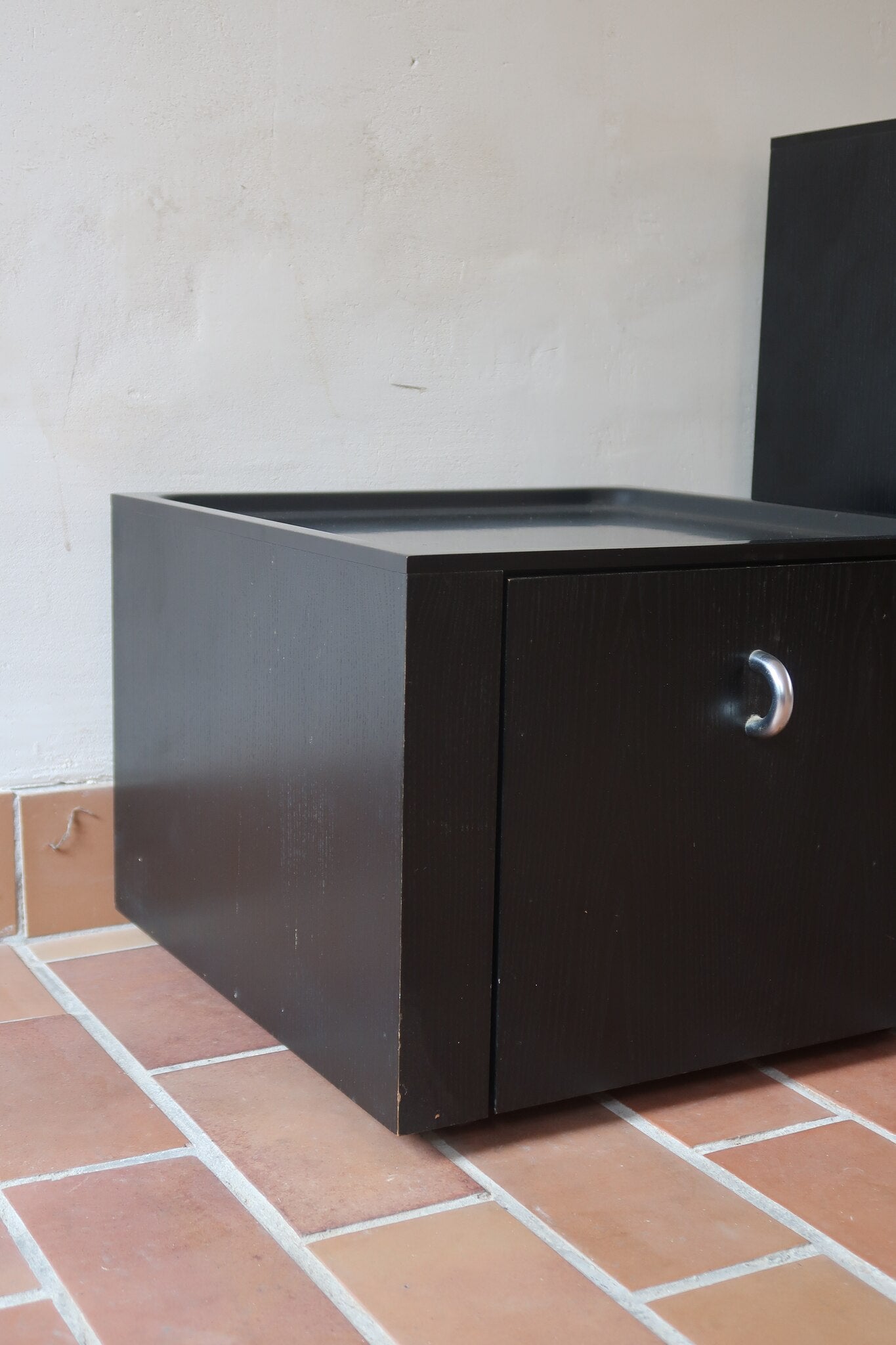 Duo de caissons vintage Roche Bobois années 90, bois laqué noir, module haut à abattant et module cube à porte, poignées chromées encastrées, intérieur laqué blanc