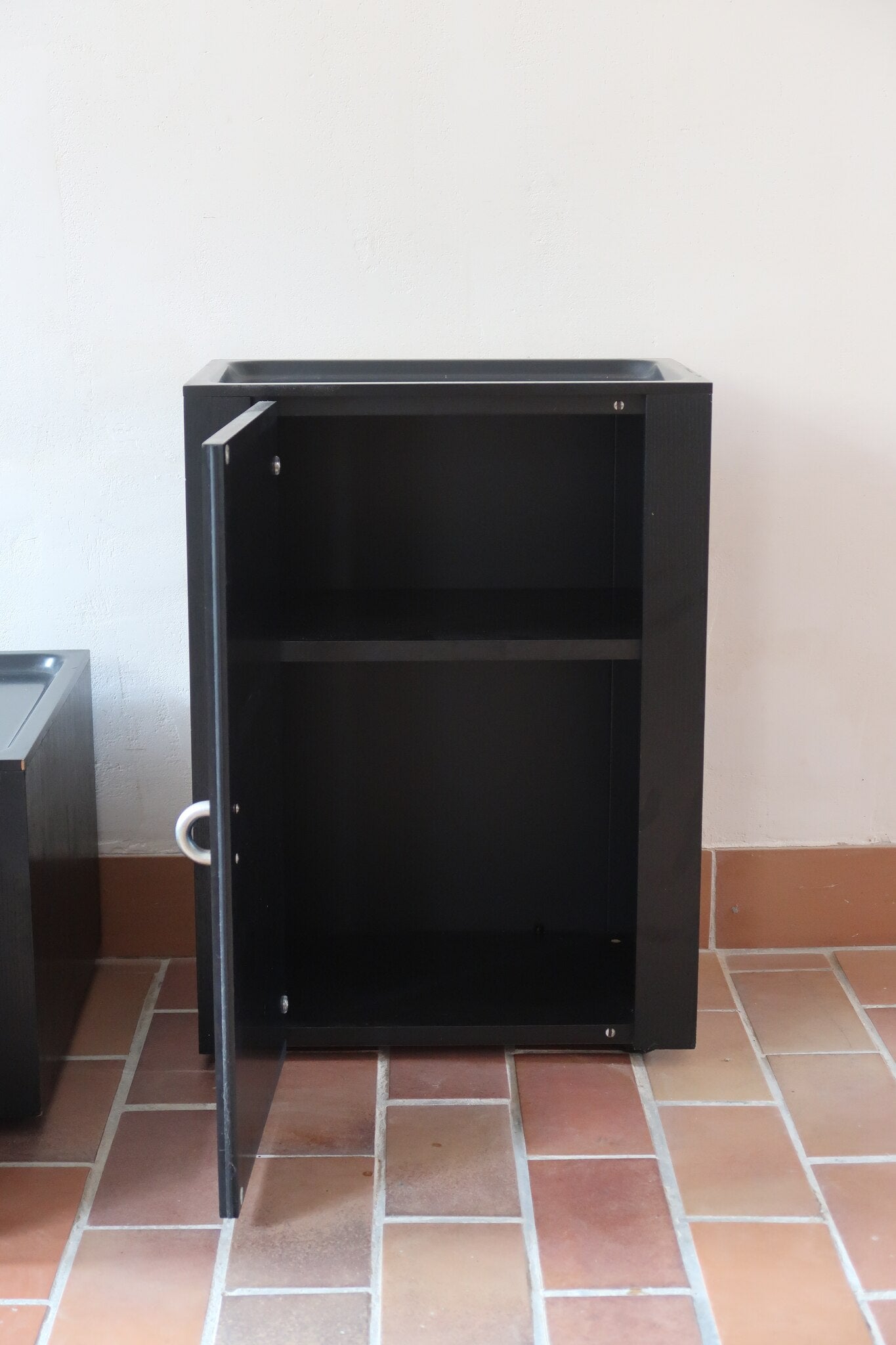 Duo de caissons vintage Roche Bobois années 90, bois laqué noir, module haut à abattant et module cube à porte, poignées chromées encastrées, intérieur laqué blanc