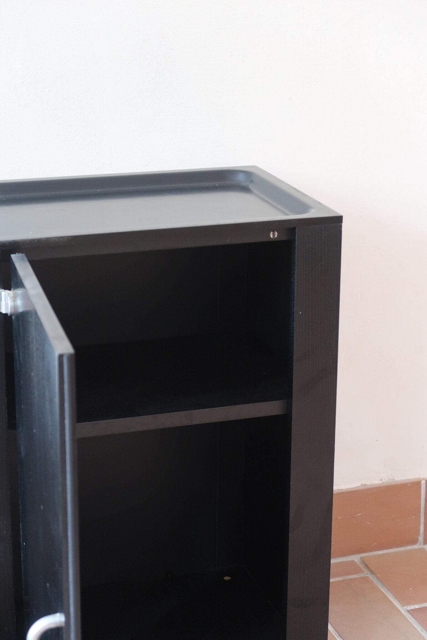 Duo de caissons vintage Roche Bobois années 90, bois laqué noir, module haut à abattant et module cube à porte, poignées chromées encastrées, intérieur laqué blanc