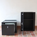 Duo de caissons vintage Roche Bobois années 90, bois laqué noir, module haut à abattant et module cube à porte, poignées chromées encastrées, intérieur laqué blanc