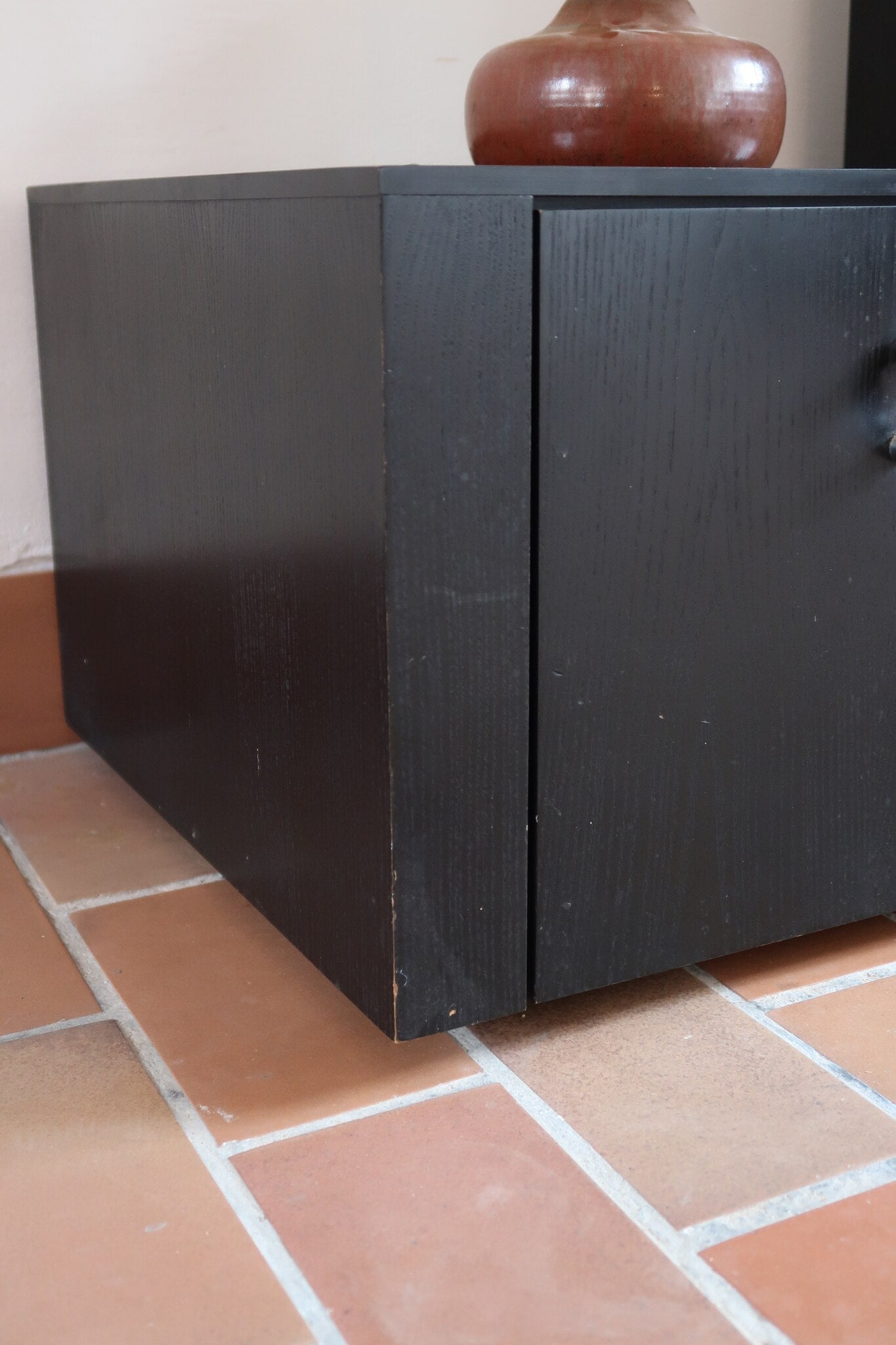Duo de caissons vintage Roche Bobois années 90, bois laqué noir, module haut à abattant et module cube à porte, poignées chromées encastrées, intérieur laqué blanc