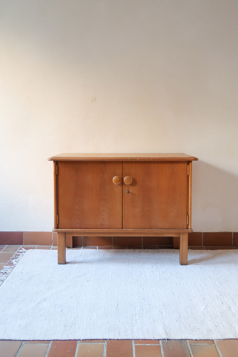 buffet vintage en bois clair années 60 deux portes avec poignées rondes et intérieur ouvert sans étagère