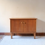 buffet vintage en bois clair années 60 deux portes avec poignées rondes et intérieur ouvert sans étagère