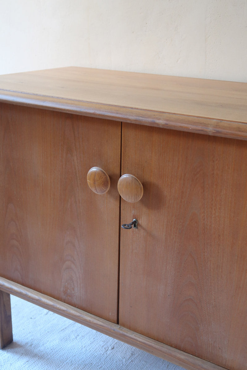 buffet vintage en bois clair années 60 deux portes avec poignées rondes et intérieur ouvert sans étagère