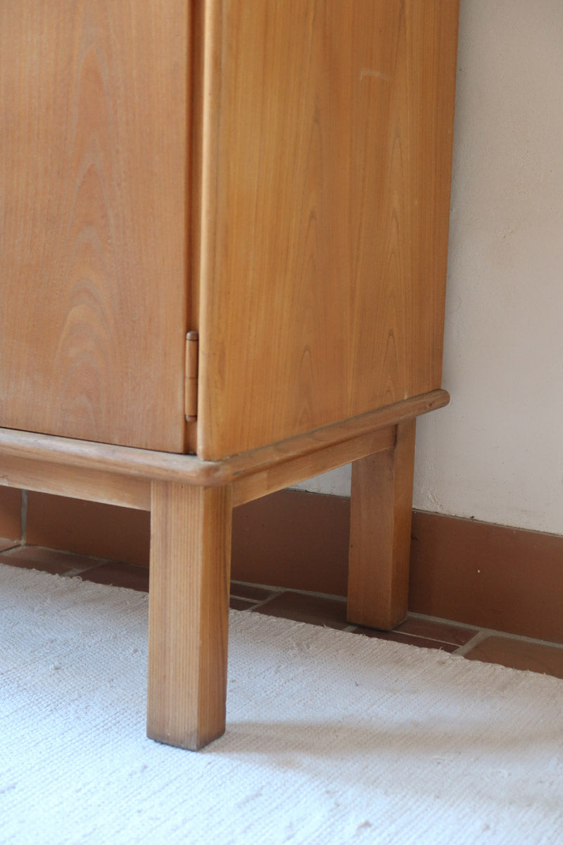 buffet vintage en bois clair années 60 deux portes avec poignées rondes et intérieur ouvert sans étagère