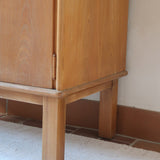 buffet vintage en bois clair années 60 deux portes avec poignées rondes et intérieur ouvert sans étagère
