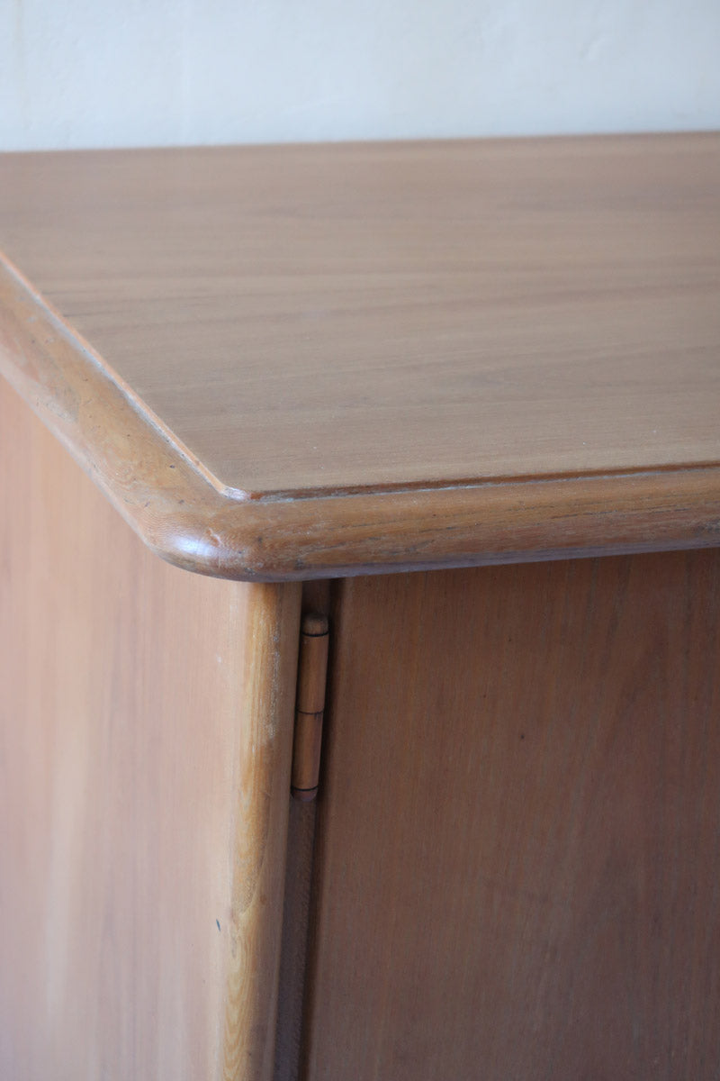 buffet vintage en bois clair années 60 deux portes avec poignées rondes et intérieur ouvert sans étagère