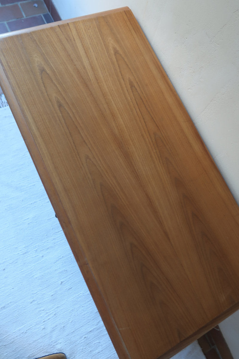buffet vintage en bois clair années 60 deux portes avec poignées rondes et intérieur ouvert sans étagère