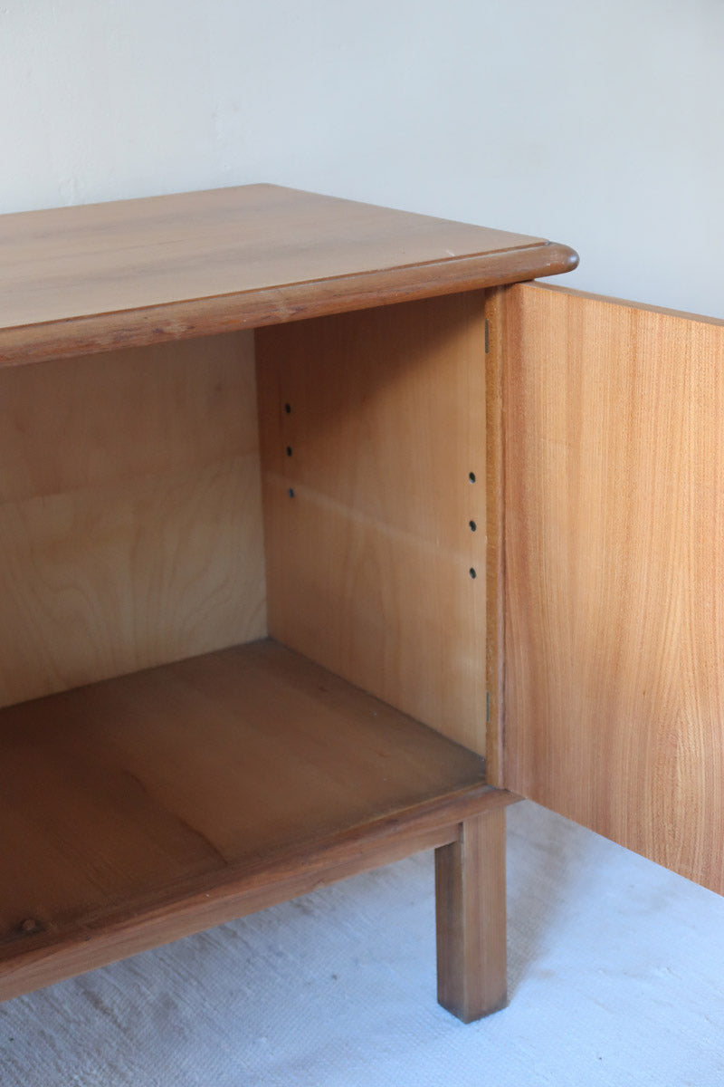 buffet vintage en bois clair années 60 deux portes avec poignées rondes et intérieur ouvert sans étagère