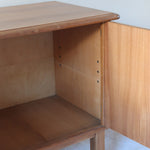 buffet vintage en bois clair années 60 deux portes avec poignées rondes et intérieur ouvert sans étagère