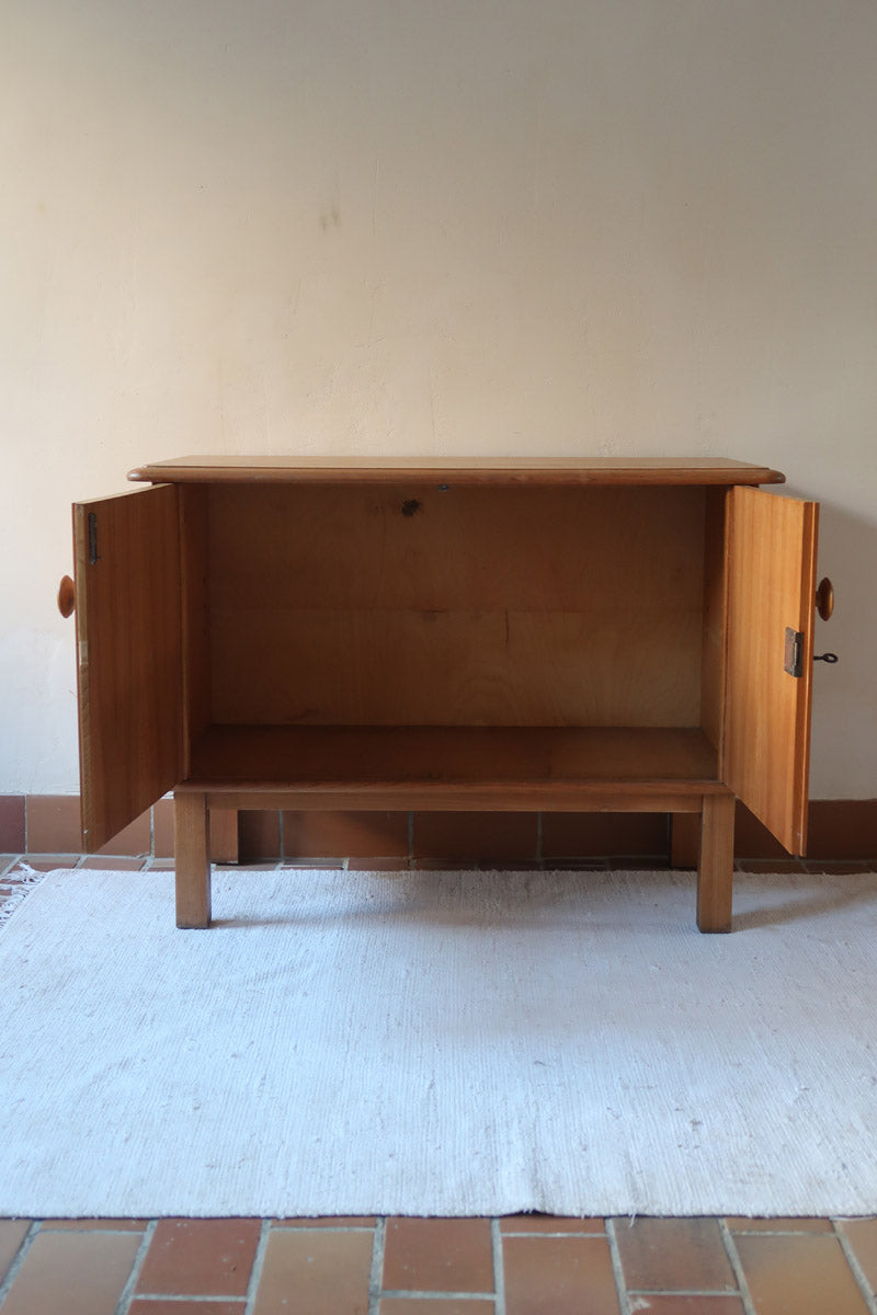 buffet vintage en bois clair années 60 deux portes avec poignées rondes et intérieur ouvert sans étagère